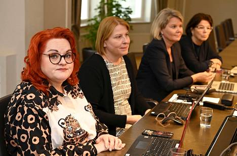 Tehyn puheenjohtaja Millariikka Rytkönen, Elsa-Maj Kirvesniemi, Anne Sainila-Vaarno ja Superin puheenjohtaja Silja Paavola työriidan sovittelussa valtakunnansovittelijan toimistolla elokuun lopussa.