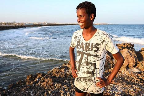 Somalia on yksi niistä Afrikan maista, joista on tullut Eurooppaan viime vuosina paljon siirtolaisia. HS vieraili äskettäin Somaliassa ja tapasi siellä Hassan Abdi Hassanin, 19. Hän asuu Mogadishussa ja uskoo kaupungin olevan menossa kohti rauhallisempia aikoja, koska hänen mielestään terrorijärjestö Al Shabaab on lyöty.
