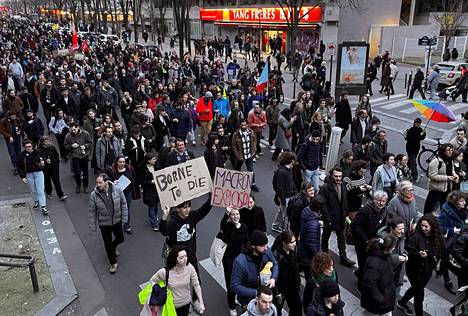 Mielenosoittajat lähellä Place d'Italie -aukiota Pariisissa lauantaina.