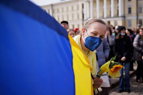 Helsinkiläinen Kirsi Virtanen saapui maanantaina Senaatintorille mielenilmaukseen osoittaaksensa tukensa Ukrainalle. Hän kantoi mukanaan valtavaa Ukrainan lippua.
