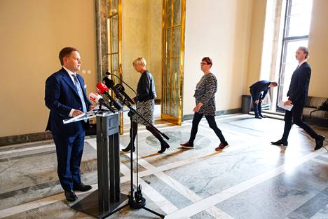 Sosiaali- ja terveysvaliokunnan tiedotustilaisuudessa puhumassa Markus Lohi (kesk), taustalla vasemmalta Veronica Rehn-Kivi (r), Merja Kyllönen (vas) ja Ilmari Nurminen (sd).
