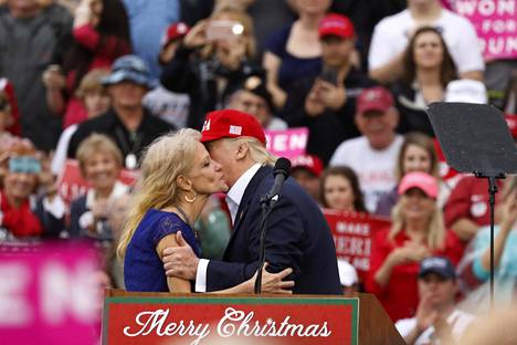 Donald Trump tervehti Kellyanne Conwayta kiitoskiertueellaan Yhdysvaltain Alabamassa joulukuussa.