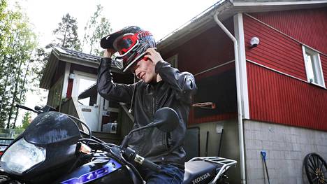 Espoon Nuuksiossa asuvan abiturientin Otto Pietikäisen koulumatka kevytmoottoripyörällä Leppävaaran lukioon on 15 kilometriä yhteen suuntaan. ”Vanhemmat ymmärsivät, että täältä on päästävä liikkeelle. Siksi kevari hankittiin.”