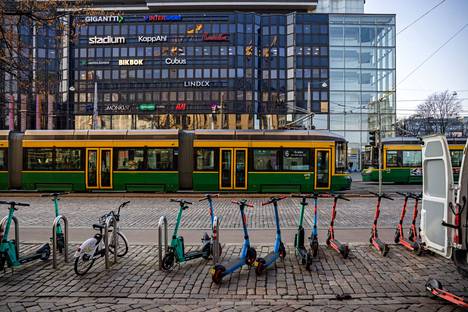 Valtaosa Helsingin kadulla liikkuvista sähköpotkulaudoista on vuokrafirmojan omistamia. Vain noin kymmenesosa käyttäjistä ajaa omalla sähkölaudallaan.