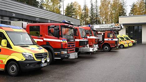 Länsi-Uudenmaan pelastuslaitoksella Espoossa esiteltiin viime lokakuussa ajoneuvokalustoa medialle. Kuvassa on käytöstä poistettua kalustuta, jota luovutettiin avustuksena Ukrainaan.