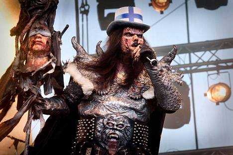 Mr. Lordi eli Tomi Putaansuu esiintyi Kauppatorilla 2006 Suomi-hattu päässään.
