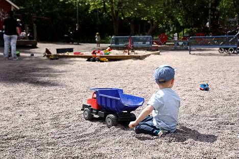Lapsi leikkii vuosaarelaisessa leikkipuistossa vuonna 2019.