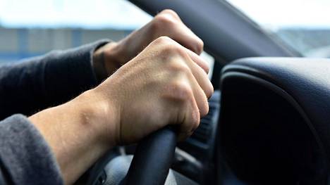 Apukuskin on syytä kysyä kuljettajan lupa ennen kuin koskee auton hallintalaitteisiin tai syö autossa, asiantuntija sanoo.