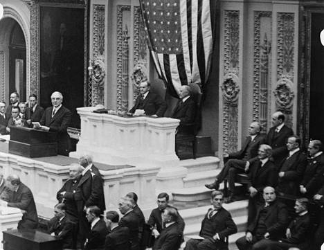 Puhemies Frederick Gillett (istumassa oikealla varapresidentti Calvin Coolidgen vieressä) kuuntelemassa presidentti Warren G. Hardingin puhetta kongressin yhteisistunnossa 1920-luvun alussa. Gillett toimi puhemiehenä vuodesta 1919 vuoteen 1925.