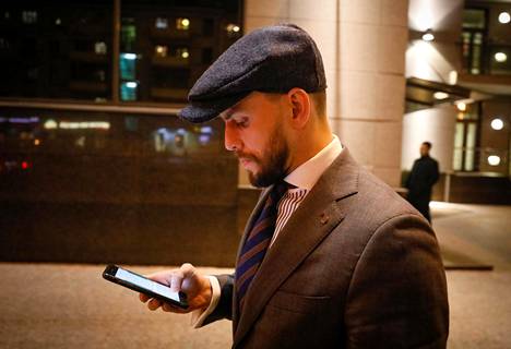 Venäläisen kyberturvallisuusyrityksen johtaja Ilja Satškov tutki puhelintaan kadulla Moskovassa 9. marraskuuta.