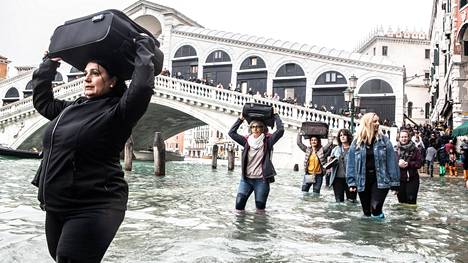 Venetsian keskustasta 75 prosenttia veden vallassa – kuvat näyttävät lähes historiallisen tulvan