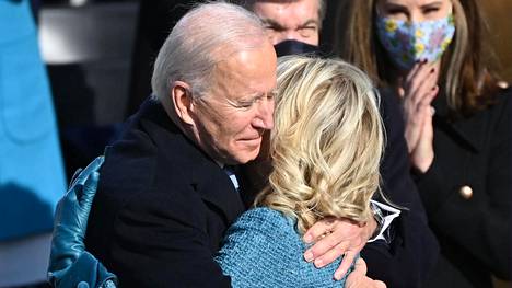Kuvakooste | Valta vaihtui Yhdysvalloissa – Kuvakooste näyttää, miten Yhdysvaltain 46. presidentti Joe Biden sekä varapresidentti Kamala Harris vannoivat virkavalansa