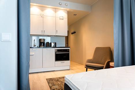 Huoneistohotelleissa huoneet ovat pieniä koteja. Noli Studiosin huone kuvattiin Vantaan Myyrmäessä vuonna 2021.