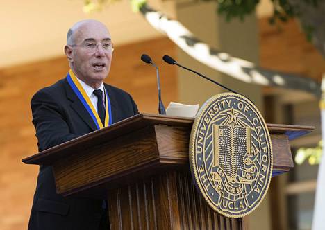 David Geffen sai UCLA:n kunniamitalin Los Angelesissa vuonna 2014 ja puhui samassa tilaisuudessa David Geffen School of Medicinesta valmistuneille lääkäreille.