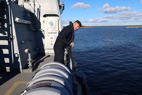 Komentaja Henri Kummala seuraa mittalaitteen laskua veteen Vahterpäällä.