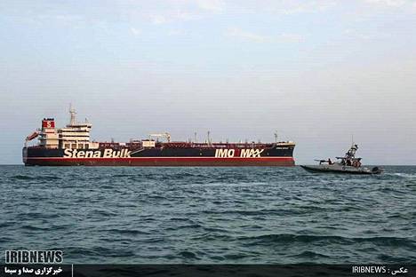 Iranilaisen televisiokanavan lähetyksestä heinäkuun 22. päivänä kaapatussa kuvassa näkyy, kuinka Iranin vallankumouskaartin pikaveneet vartioivat Britannian lipun alla kulkevaa Stena Imperoa.