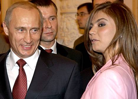 Venäjän presidentti Vladimir Putin keskusteli voimistelija Alina Kabajevan kanssa Venäjän olympiajoukkueen tapaamisessa marraskuussa 2004.