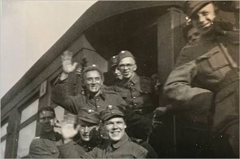 Osman Abdrahim (bottom right) returned to the front with his comrades from vacation in October 1942. 