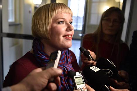 Perhe- ja peruspalveluministeri Annika Saarikko (kesk) vastasi toimittajien kysymyksiin eduskunnassa torstaina sen jälkeen kun hän oli ilmoittanut, että valinnanvapauslakiesityksen käsittelyä hallituspuolueiden eduskuntaryhmissä lykätään viikolla.