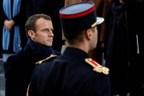 Presidentti Emmanuel Macron seisoi tuntemattoman sotilaan hautamuistomerkin äärellä ensimmäisen maailmansodan päättymisen muistotilaisuudessa Pariisissa sunnuntaina.