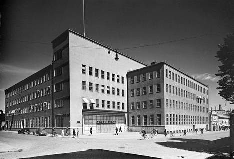 Tältä postitalo ympäristöineen näytti 1930-luvulla. Rakennus sijaitsee Eerikinkadun ja Humalistonkadun kulmassa Turun keskustassa.