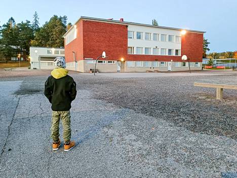 8-vuotias Urho Haapakoski katselee Piikkiön yhtenäiskoulun pihaa. Viime viikolla koulupäivän jälkeen se oli yhtä tyhjä kuin nytkin, ja Haapakoski oli koulupihalla hädissään.