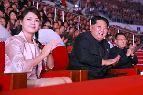 Edeltäjistään poiketen Pohjois-Korean johtaja Kim Jong-un on esiintynyt julkisuudessa vaimo Ri Sol-ju rinnallaan.