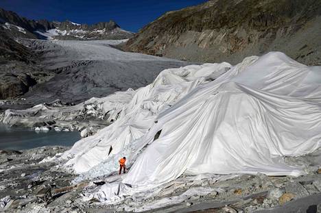 Sveitsissä sijaitseva Rhônen jäätikkö oli osittain peitetty sen sulamisen estämiseksi viime lokakuussa.