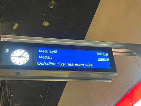 Metroliikenteen häiriöistä ilmoitettiin Lauttasaaren metroasemalla.