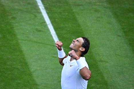 Rafael Nadal selvitti tiensä kahdeksan parhaan joukkoon Wimbledonissa.