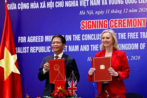 Liz Truss käynnisti kauppaneuvottelut Vietnamin kollegansa Tran Tuan Anhin kanssa Hanoissa joulukuussa 2020. Britannia sai alkaa solmia omia kauppasopimuksia erottuaan EU:sta.