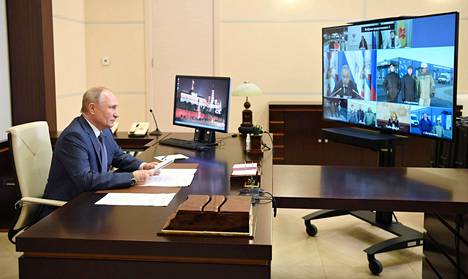 Venäjän presidentti Vladimir Putin antoi keskiviikkona videoyhteydellä residenssistään määräyksen rokotusten aloittamisesta. Kokouksen aiheena olivat puolustusministeriön uuden lääkintäkeskuksen avajaiset.