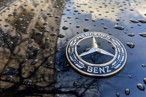 Saksalainen autovalmistaja Mercedes Benz kutsuu takaisin lähes miljoona autoa mahdollisen jarruvian vuoksi. Kuva on otettu sateisena päivänä 27. maaliskuuta.
