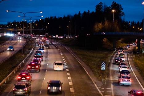 Turunväylän ja Kehä II:n risteys on ruuhka-aikoina täynnä autoja.