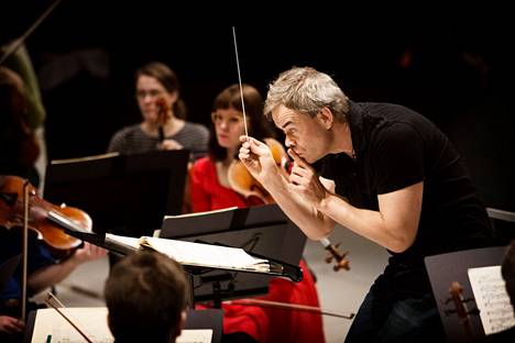 Hannu Lintu Radion sinfoniaorkesterin harjoituksissa joulukuussa 2013.