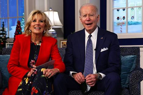 Yhdysvaltain presidenttipari Jill ja Joe Biden osallistuivat jouluaattona perinteiseen ohjelmaan, jossa perheet saavat soittaa presidentille.