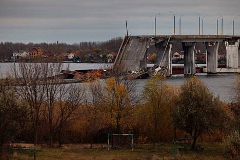 Ukrainalaisjoukkoja on ylittänyt Dneprjoen lähellä viime vuonna tuhottua Antonivkan siltaa.