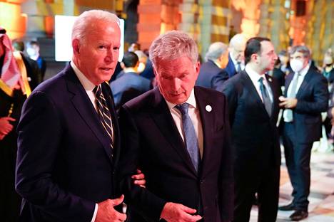 Yhdysvaltojen presidentti Joe Biden ja tasavallan presidentti Sauli Niinistö kohtasivat viime syksynä Glasgow’n ilmastokokouksessa. Presidentit tapaavat perjantaina Washingtonissa. 