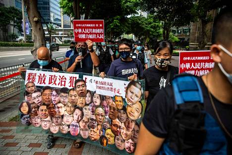 Demokratia-aktivistit Tsang Kin-shing ja and Chan Po-yin osoittivat mieltään Wan Chain liikealueella Hongkongissa lokakuun alussa.