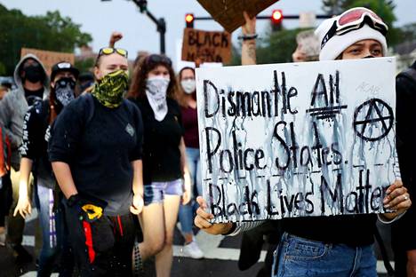 Poliisiväkivaltaa ja rasismia vastustaneet mielenosoittajat marssivat Bostonissa tiistaina.