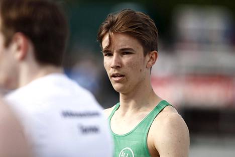 17-vuotias Rasmus Vehmaa pinkoi 110 metrin aidat huippuaikaan Jerusalemissa maanantaina. 