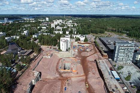 Suur-Espoonlahden kaupallisen keskustan suunnitellaan rakentuvan Espoonlahden metroaseman ympärille. Nyt paikalla on hiekkamonttu, johon on määrä rakentaa metroaseman lisäksi kauppakeskus Lippulaiva.
