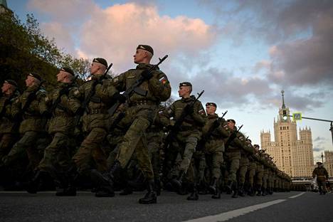 Venäläiset sotilaat marssivat voitonpäivän paraatiharjoituksessa Moskovan keskustassa 4. toukokuuta.