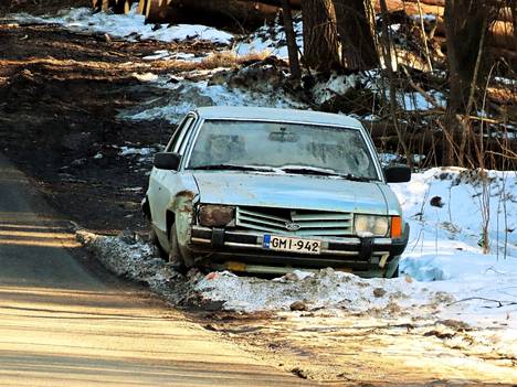Vain pari vuotta sitten tällä autolla huristeli Stellan Skarsgård. Nyt auto on lunastuskunnossa. 