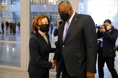 Ranskan puolustusministeri Florence Parly ja Yhdysvaltojen puolustusministeri Lloyd Austin tervehtivät toisiaan torstaina Naton puolustusministerikokouksessa Brysselissä.