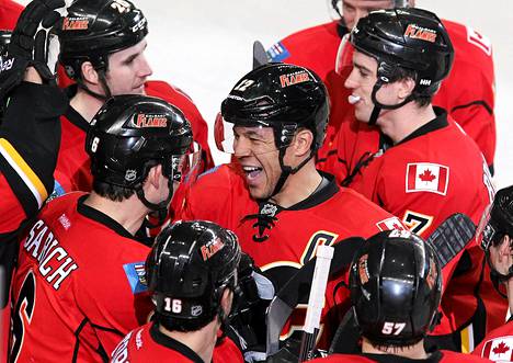 Calgary Flamesin Jarome Iginla juhlii 500:tta maaliaan lauantain ottelussa Minnesotaa vastaan.