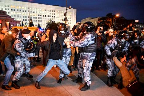 Moskovan kaduilla oli mellakkavarusteisiin sonnustautuneita poliiseja ottamassa kiinni protestoijia.
