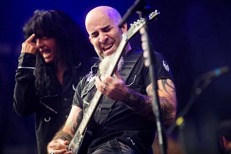 Anthrax-yhtye joutui perumaan syksyn Suomen keikkansa ja koko Euroopan kiertueen kannattamattomana. Kuvassa laulaja Joey Belladonna (vas.) ja kitaristi Scott Ian vuoden 2016 Tuska-festivaalilla