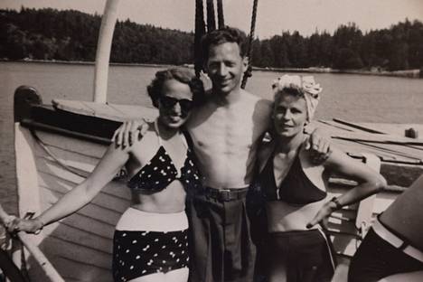 Nils Katajainen harrasti ahkerasti veneilyä. Kuvassa hänen ystävänsä Jutta Qvintin (vas.) ja ensimmäinen vaimo Toini.