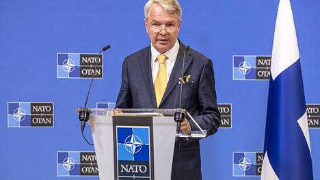 Ulkoministeri Pekka Haavisto Naton järjestämässä tiedotustilaisuudessa tiistaina.